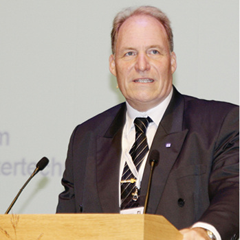 



Der Eröffnungsvortrag von Prof. Ulrich Sieberath behandelt das Thema „Qualität und Sicherheit“. 
