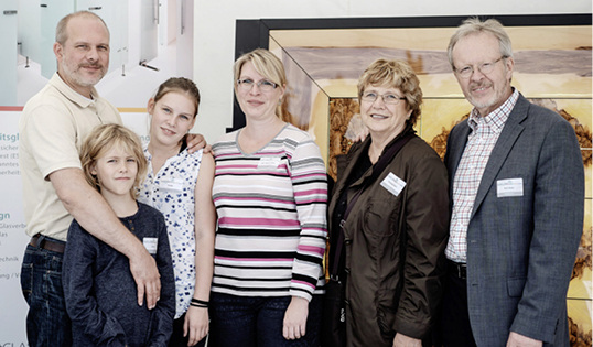 <p>
Familienbetrieb Bartelt (v. l.): Robert Horn (GF Produktion) mit seinen Kindern Frieda und Jakob, Julia Geburzi-Horn (kaufmännische GF) und Christiane und Kurt Horn.
</p>

<p>
</p> - © Foto: Bartelt Glas Berlin

