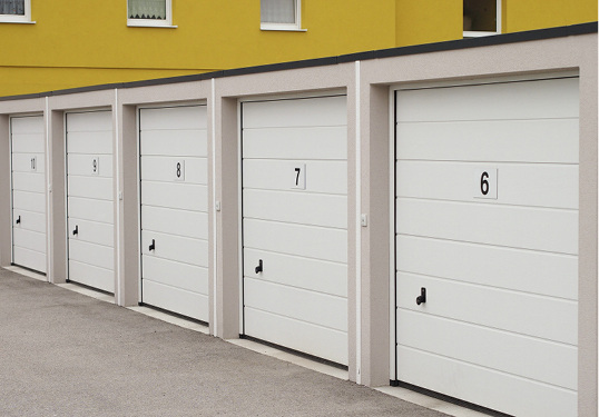 <p>
</p>

<p>
Sektionaltore auf Garagenplätzen sind relativ risikolos, da sie nicht in den Verkehrsraum ausschwenken können.
</p> - © Foto: Glaser - Fotolia.com

