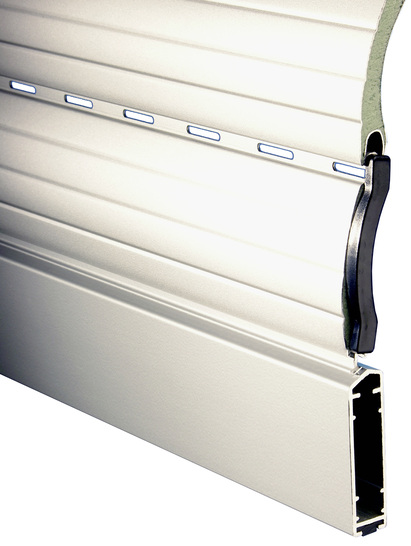 
Banddicke, Profilierung, Verschäumung und der Schlussstab schaffen die Grundlagen für hohe Windklassen bei großen Abmessungen von Aluminiumpanzern.



