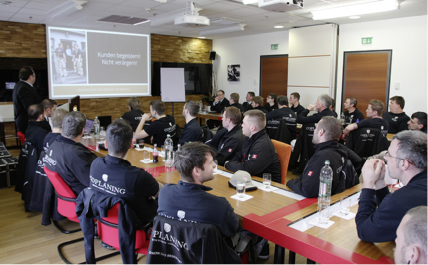 



Die Montagetechniker erarbeiten ihre eigenen Montagespielregeln.
