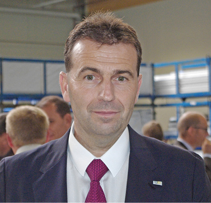 
Geschäftsführer André Maisack, der UP Fenster & Türen seit 2008 leitet, informiert über das neue Kreativzentrum und nennt Zahlen zur Fensterproduktion.
