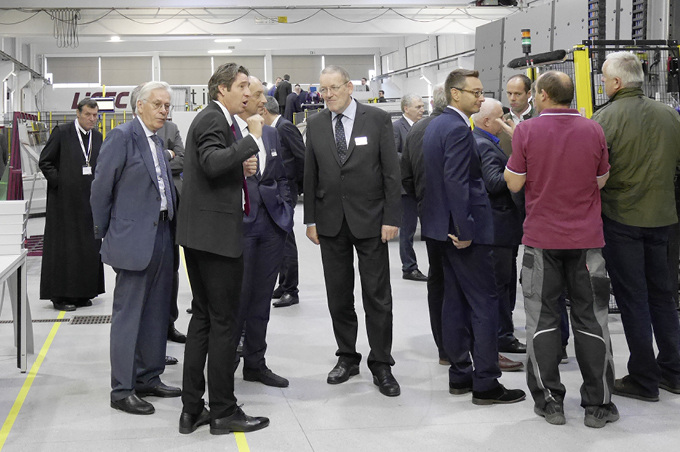 



Zahlreiche Gäste aus aller Welt, selbst aus Angola und Australien, waren zur Eröffnung des Glass Forums gekommen.
