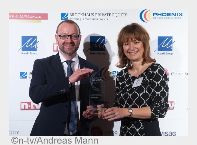 Frank Killinger (Vertriebsleiter) und Marnie Röder (Marketingleiterin) bei der festlichen Preisverleihung in Frankfurt