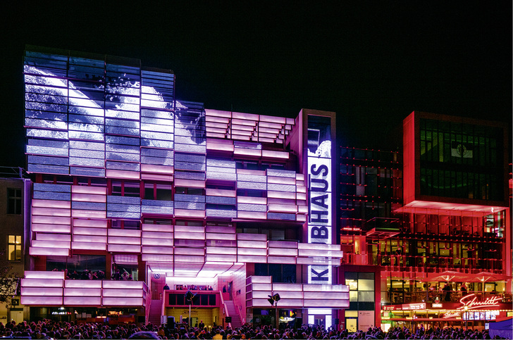 



Spektakel auf der Reeperbahn: das Klubhaus mit der gigantischen Medienfassade wird eröffnet …
