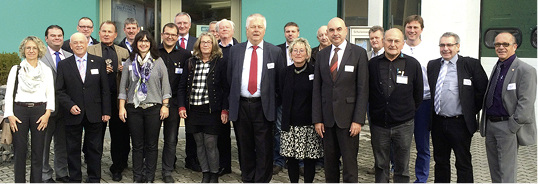 <p>
</p>

<p>
BPH-Geschäftsführer Heinz Blumenstein (2.v.l.) freute sich mit Tanja und Ralf Seitz (vorne, 3. u. 4.v.l.) über interessierte Gäste, darunter MdB Eva Bulling-Schröter sowie die Landtagsabgeordneten Jürgen Mistol, Harald Schwartz und Reinhold Strobl. 
</p> - © Foto: BPH

