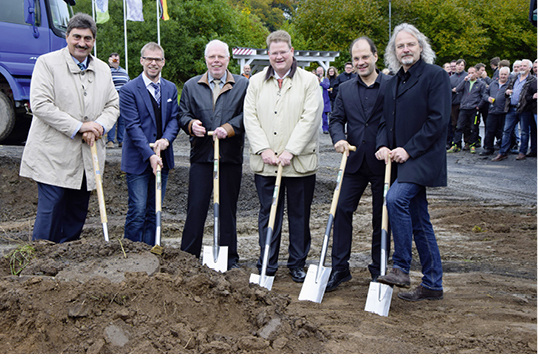 



Bei der Grundsteinlegung v. l.: Gottlieb Hupfer, GF EnviroChemie; Peter Leyendecker und Erhard Burggraf, GF EnviroFalk; Ralf Seekatz, Bürgermeister Westerburg und die Architekten Michael Graf und Thomas Kern.
