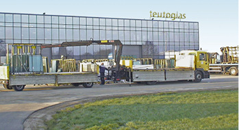 
In der Produktion in Gildehaus werden täglich bis zu 2000 m
2
 Isolierglas (bis zu 3 x 6 m) hergestellt. 



