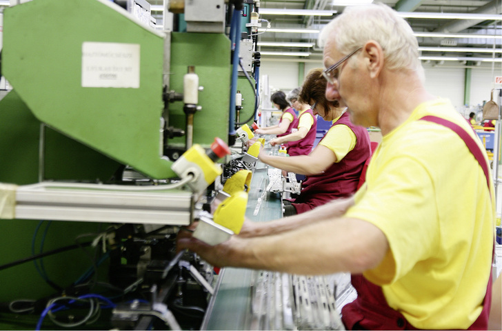 <p>
Das Werk Lövö in Ungarn ist mit rund 560 Mitarbeitern und rund 30 000 m² Produktionsfläche zum größten Produktionsstandort der Gruppe angewachsen.
</p>