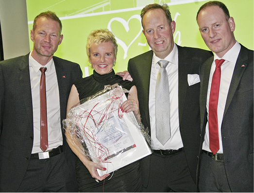 
Doppel-Jubiläum: Über 75 Firmenjahre und 25 Kooperationsjahre freuen sich (v. l.) Roto-Verkaufsleiter Nord Jörg Sündermann, Heike Grünbeck, Geschäftsführer Jörg Grünbeck und Roto-Direktor Geschäftsgebiete West Jens Busse.
