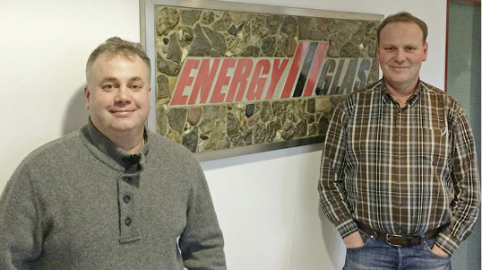 
Mirco Franke (l.) und Elmar Dohmann von Energy Glas halten 4-fach-Isolierglas für ein interessantes Isolierglasprodukt, gerade in Bezug auf zusätzliche Funktionen.
