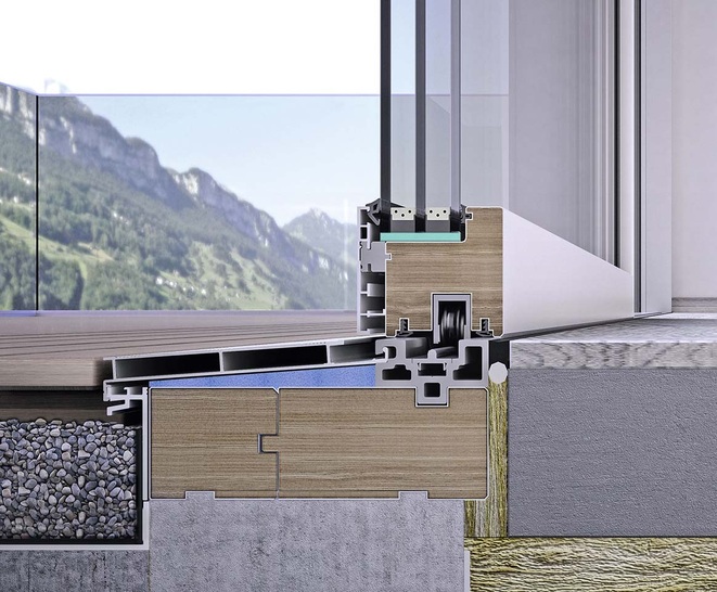 Der Innenboden, die Schwelle und der Holzrost außen sind auf dem gleichen Niveau. Somit gibt es keine Stolperfallen mehr.