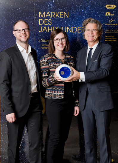 Am 24. November 2015 fand die feierliche Preisverleihung in Berlin statt. Stellvertretend für alle Roma Mitarbeiter nahmen Tobias Löhner und Regine Huber (beide ROMA Marketing) die Auszeichnung von Dr. Florian Langenscheidt freudig entgegen.