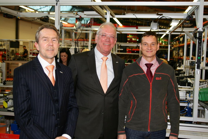 Beim Firmenrundgang (v.l.): elero-GF Jochen Lütkemeyer, Vertriebsleiter Axel Lamprecht und Dieter Patrick Loose, Leiter Produktion und Logistik