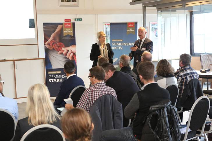 Marketingleiterin Sylvia Hendel und Vertriebsleiter Joachim Burg präsentierten auf den Unternehmertagen das neue Top-Team-Konzept für 2016.