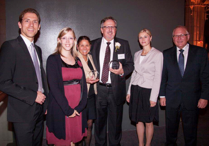 Bei der Preisverleihung in New York: Hans-Joachim Arnold inmitten seines Teams. (v.l.) Stefan Göbel, Jennifer Hoffmann, Lisa Welch-Schon, Hans-Joachim Arnold, Natalie Ank, Martin Schwarz.