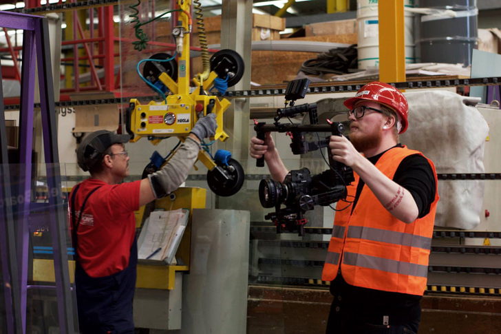 In dem neuen Imagefilm für Schulabgänger und Auszubildende wird die Glasbranche ansprechend in Szene gesetzt. - © anders.art
