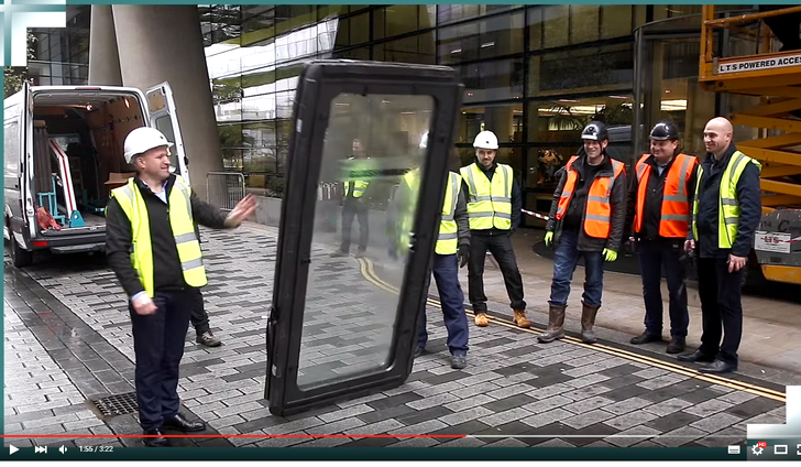Das Video zeigt, wie die Scheibe sicher verpackt auf die Baustelle kommt. - © Glass-wrap
