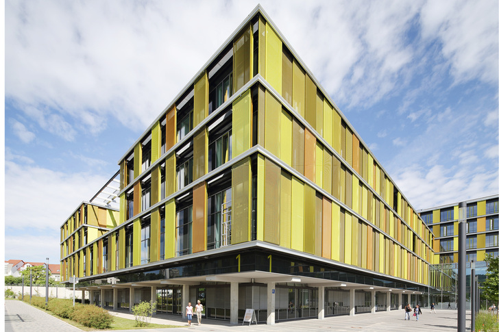 



Die durchlässigen, farbenfrohen Verschattungselemente aus Streckmetall sind beweglich und lassen sich den individuellen Bedürfnissen von Patienten und Klinikpersonal anpassen. 
