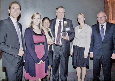 



Bei der Preisverleihung: Hans-Joachim Arnold inmitten seines Teams. (v.l.) Stefan Göbel, Jennifer Hoffmann, Lisa Welch-Schon, Hans-Joachim Arnold, Natalie Ank, Martin Schwarz.
