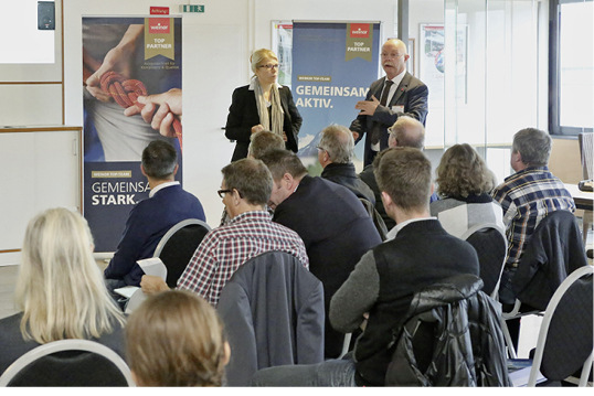 <p>
Marketingleiterin Sylvia Hendel und Vertriebsleiter Joachim Burg präsentierten auf den Unternehmertagen das neue Top-Team-Konzept für 2016.
</p>

<p>
</p> - © Foto: Weinor

