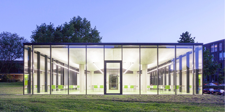 
Der Anschluss der Gläswände an das Textilbetondach wurde vom Metallbauer Berger aus Kamp-Lintfort mittels schlanker Anschlussprofile umgesetzt.



