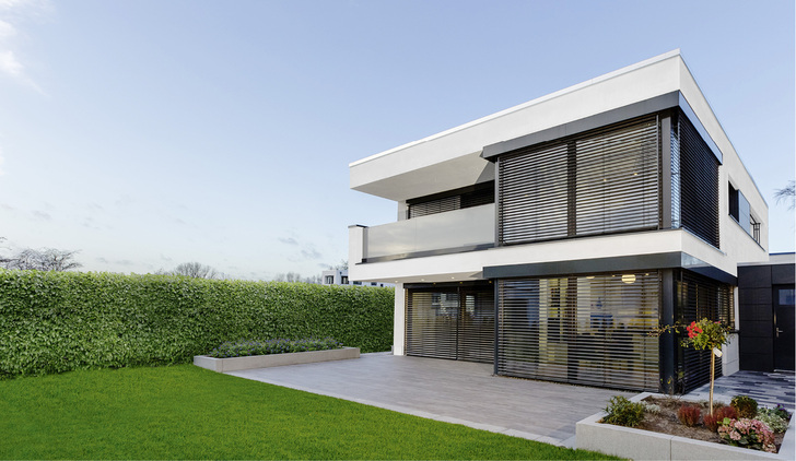 
Großzügige Glasflächen sollen viel Licht ins Haus transportieren und den Einsatz von Kunstlicht weitestgehend vermeiden. In der Kombination mit dem Sonnenschutz kann der Lichteinfall und Sichtschutz gesteuert werden. 



