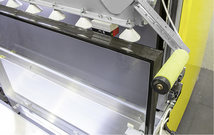 
Der Verarbeiter muss sich vor einem Spacer-Wechsel mit den Vor- und Nachteilen der neuen Abstandhaltermaterialien sehr detailliert auseinandersetzen: TPA Abstandhalter sind ganz anders zu behandeln als starre Systeme. 
