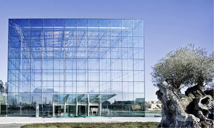 



Gerade bei statisch tragenden Glaselementen kann kaum noch auf leistungsfähiges Verbundsicherheitsglas verzichtet werden.
