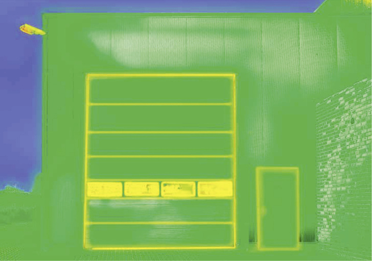 
Bilder der Wärmebildkamera zeigen sehr deutlich, wie energieeffizient Tore heute schon sein können. Der Bereich der Paneele schafft bereits das Fassadenniveau, Dichtungen und Fenster nähern sich schon fast dem Optimum.



