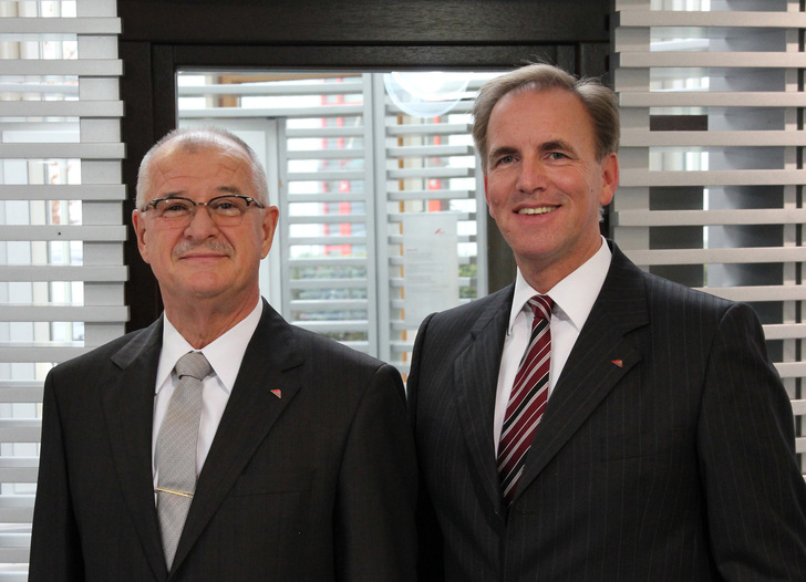 Die Roto Frank AG startet mit dem nächsten strategischen Investment in das Jahr 2016: Vorstandsvorsitzender Dr. Eckhard Keill (links) und Finanzvorstand Michael Stangier melden die im Rahmen eines Asset Deals erfolgte Übernahme der Industriesparte des dänischen Beschlagherstellers Peder Nielsen (PN). Dadurch schließe der Bauzulieferer die Produktlücke bei nach außen öffnenden Fenstern und Türen und stärke damit seine Marktposition vor allem in Skandinavien und Großbritannien nachhaltig.