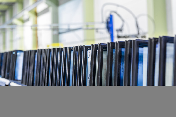 Das Interpane-Werk in Plattling versendet jährlich weltweit rund 15.000 Mustergläser, derzeit mehr als 300 pro Woche.