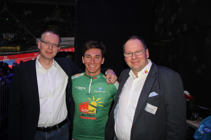 TS-Geschäftsführer Rainer Trauernicht (l.) und Vertriebsleiter Harald de Witt traten erstmals als Teamsponsor auf: Hier mit Radprofi Lucas Liß vom “Sonne am Haus“-Team.