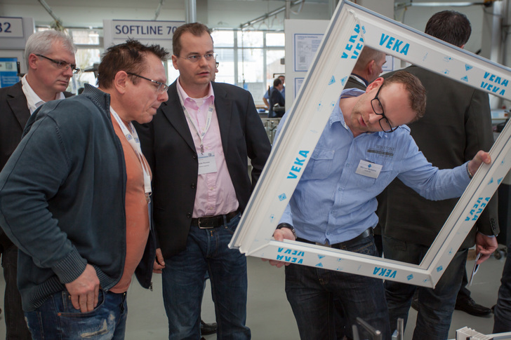 Eingehend wurden die Exponate untersucht, hier schaut Veka-Mitarbeiter Michael Beckamp ganz genau hin.