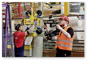 



Im Film für Schulabgänger und Auszubildende wird die Glasbranche ansprechend in Szene gesetzt.
