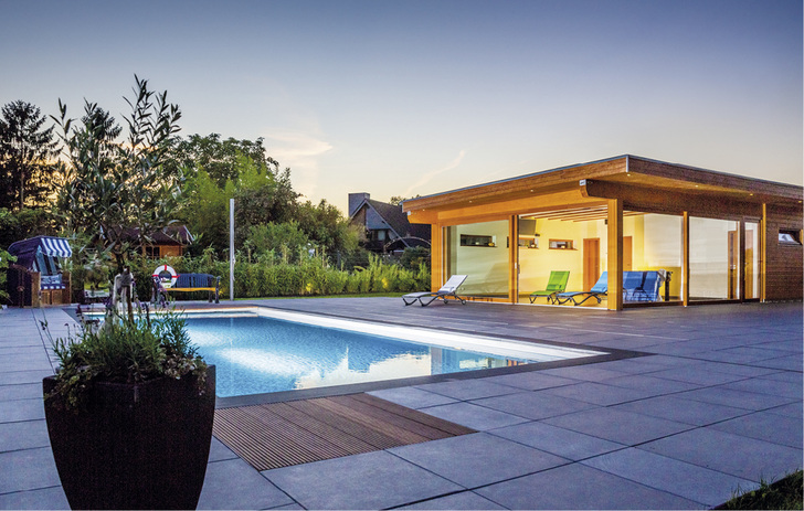 
Jederzeit den Überblick haben wollte ein Hausherr vom Niederrhein. Hier standen nicht die Anwendungen im Wohnhaus, sondern die vielen Sonderwünsche im Garten- und Poolbereich im Vordergrund.



