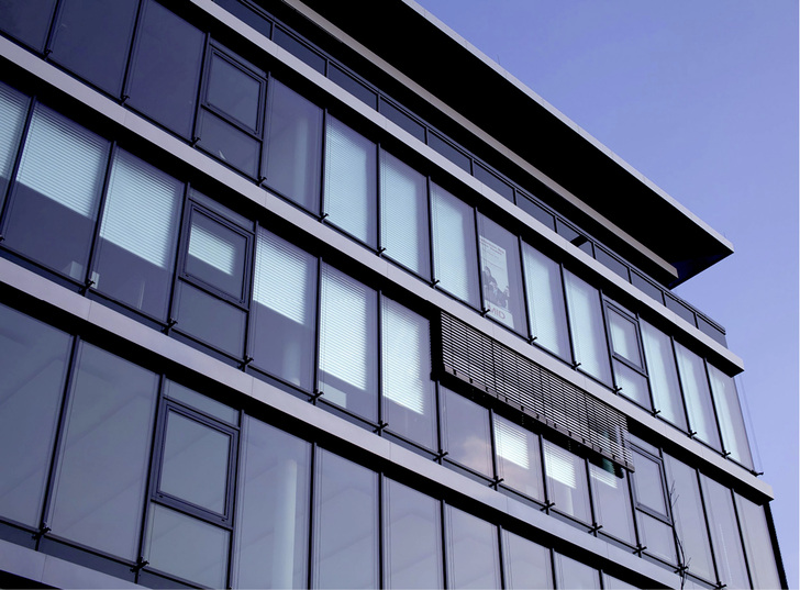 



Sicheren Blendschutz können nur innen liegende Systeme bieten. Trotzdem ist die Kombination wie in diesem Beispiel mit Raffstoren als außen liegender Sonnenschutz die beste Lösung in der Praxis.
