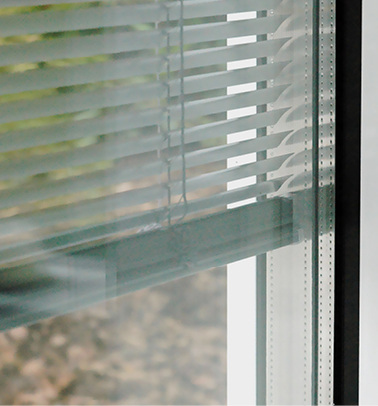 



Der Abstand zwischen den Scheiben ist ein wesentlicher Faktor für eine sichere Funktion der Jalousien bei auftretenden Druckschwankungen. 
