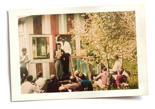
Im Eingang des ersten Forschungshäuschens sind Oberbaurat Erich Seifert und Josef Schmid im Kreise der Studenten zu sehen.
