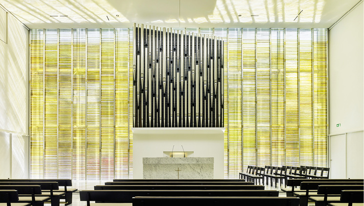 



Die Glaswand hinter dem Altar ist 18 m breit und 8,5 m hoch. Sie besteht aus 57 t Floatglas.

