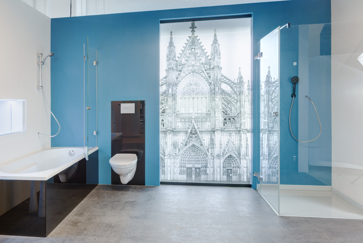Schönes Bad: Hier eine Wellness-Oase in Glas im Showroom der Saint-Gobain Glassolutions Nord in Köln.