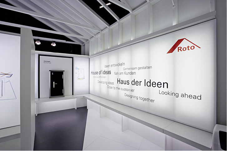
Roto will den Fachbesuchern ein breites Themenspektrum präsentieren. Dazu gehört auch ein exklusiver Blick in die nähere und fernere Zukunft der Fenster- und Türtechnologie im „Haus der Ideen“ auf dem Stand in Halle 1 des Nürnberger Messeareals.
