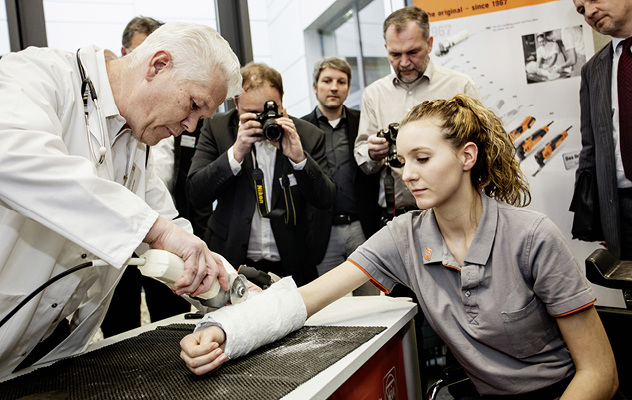 
Die 1967 entwickelte Gipsverbandsäge stellt den Ursprung der heutigen oszillierenden Elektrogeräte dar. 
