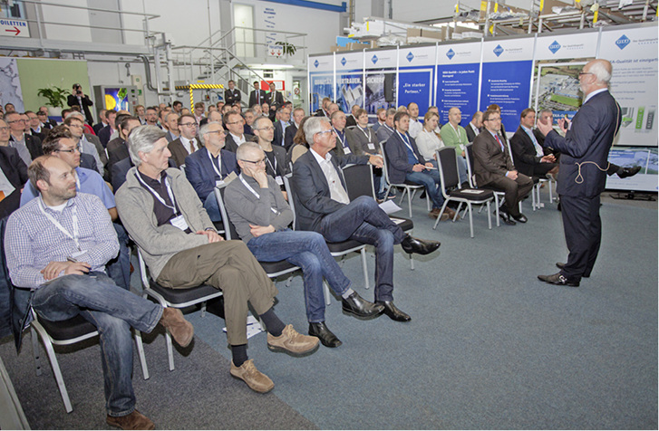 
„Full House“ beim ift-Expertentag Kunststofffenster bei Veka in Sendenhorst; Bonifatius Eichwald, Vorstand Veka AG (rechts) begrüßt die Gäste.
