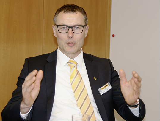 <p>
Der Vorsitzende der Geschäftsführung, Jörg Holzgrefe, spricht auf der Pressekonferenz von 50 Projekten im Rahmen des Maßnahmenkatalogs „Weru 2020“.
</p>