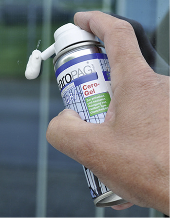 
Cero Gel wird abtropfsicher und punktgenau auf die verschmutzten Stellen aufgetragen. Dann wird es …
