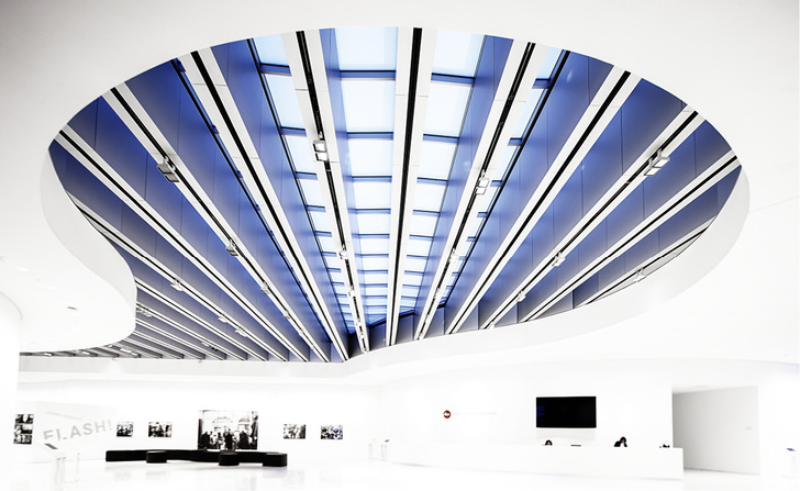 <p>
In der Leica-Zentrale in Wetzlar sind eine Reihe von Sonderisoliergläsern verbaut, wie in dieser Dachverglasung mit Vlieseinlage.
</p>