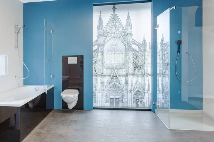 
Wer träumt nicht von einem schönen Bad? Hier eine Wellnessoase in Glas im Showroom der Saint-Gobain Glassolutions Nord GmbH in Köln.
