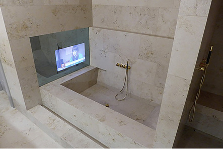 



Die neuen Spiegel von NSC eignen sich auch für den Einsatz mit Bildschirmen, wie hier bei dieser Badezimmer-Anwendung.
