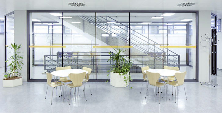 



Hier ein Contraflam-60-Brandschutzglas im Zahnklinikum in Tübingen. Das Glas sichert bei Feuer die Nutzer für einen Zeitraum von 60 Minuten vor Hitzestrahlung.
